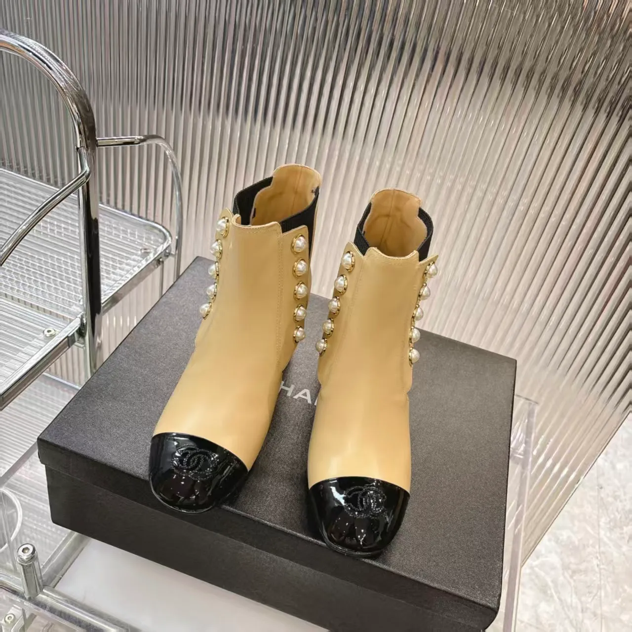 👟👟Ex-factory price 680👟👟 (top version) 𝗖𝗛𝗔𝗡𝗘𝗟𝟐5 years of Chanel𝐅𝐖Must-have for autumn and winter rhombus motorcycle boots Martin boots Xiaoxiangjia's super classic motorcycle boots sweet and cool shape can easily increase the height of the foot and elongate the legs. It is fashionable and fashionable with pearls One-to-one reproduction of the original 👟Material: First-layer cowhide ▪️Heel height: 6.5𝐜𝐦 ▪️Lining: sheepskin ▫️𝐒𝐢𝐳𝐞:𝟑𝟓-𝟒𝟏𝐌(𝟒𝟎, 𝟒𝟏 customization is not returnable) ▪️Sole: original 1:1 molded leather outsole ▫️Color: black, white, apricot (three colors included) ▪️Combined with original full set of packaging📦